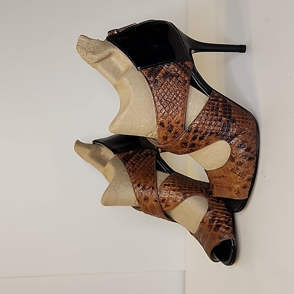 Michael Kors Sandal - Picture 1 of 10